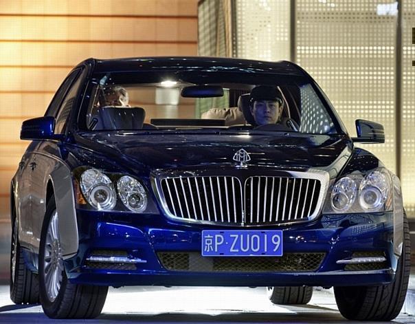 Mit der Modellpflege zeigen sich die Maybach Limousinen noch souveräner und mit markanter Ausstrahlung. Ihren Ausnahmestatus betont vor allem der neue dominante Chrom-Kühlergrill, der aufwändig in zwei Varianten gefertigt wird. Foto: Daimler/Auto-Reporter